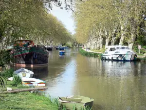 Le Somail - Canal du Midi poort Somail met afgemeerde boten, vliegtuig en jaagpad
