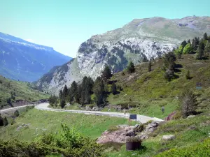 Somport-Pass - Sicht auf die Strasse des Somport-Passes, Seite Spanien, und das Pyrenäen-Gebirge