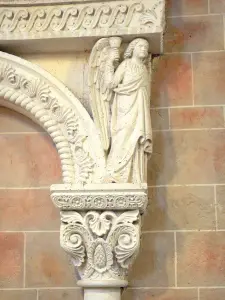 Sorde-l'Abbaye - Interior of the Saint-Jean de Sorde abbey church: sculptures of the choir