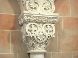 Sorde-l'Abbaye - Interior of the Saint-Jean de Sorde abbey church: carved capitals