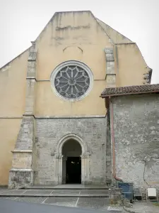 Sorde-l'Abbaye - Al oeste portal y fachada de la iglesia de la abadía de Saint-Jean Sorde