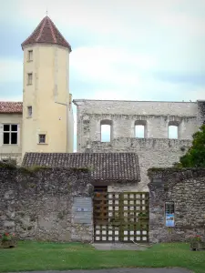 Sorde-l'Abbaye - San Juan Monasterio Sorde con torre poligonal de la casa de Abades