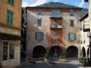 Sospel - Casas con fachadas de colores de la villa medieval