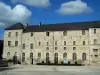 Souillac - Bâtiment conventuel (ancienne abbaye) et nuages dans le ciel bleu