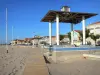 Soulac-sur-Mer - Kiosque, plage de sable et façades du front de mer de la station balnéaire