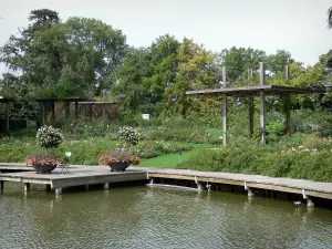 La Source floral park - Miroir rose garden: pond, wooden quay, rosebushes (roses), pergolae and trees