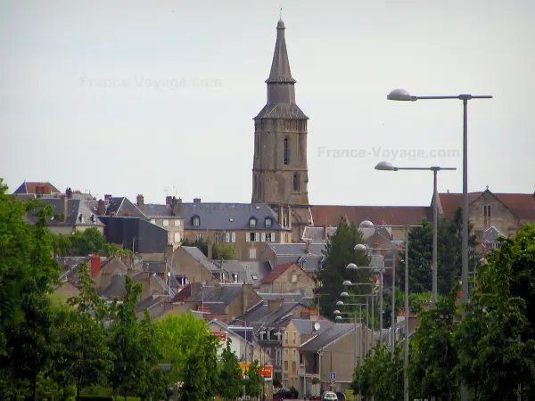 La Souterraine - Kirchturm der Kirche Notre-Dame, Häuser der mittelalterlichen Stätte, Bäume und  Strassenleuchten