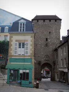La Souterraine - Tor Saint-Jean und die Fassade eines Hauses dekoriert mit Trompe-Oeil