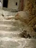 Speloncato - Enge Strasse (Treppen) des Dorfes mit einer Katze