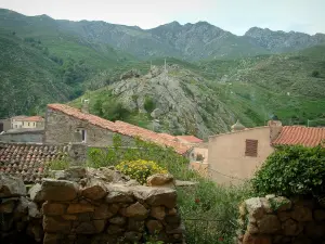 Speloncato - Murets en pierre, maisons du village et montagnes en arrière-plan