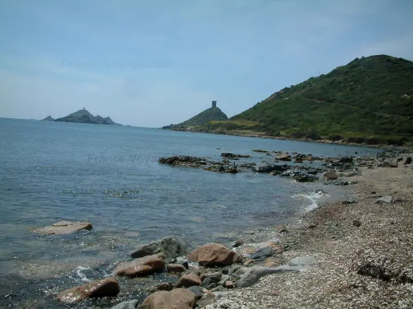 Spitze Parata - Strand, Felsen, Mittelmeer, die Spitze Parata mit ihrem Turm und die Inseln Sanguinaires