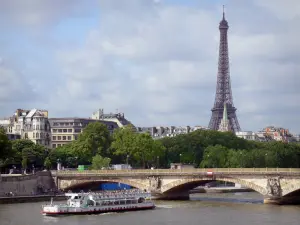 Städtische Landschaften - Kreuzfahrtschiff fahrend auf der Seine, Brücke Invalides, und Eiffelturm überragend die Gesamtheit