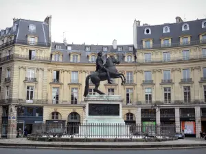 Städtische Landschaften - Platz Victoires mit seinen Fassaden, seinen Boutiquen und seiner Reiterstatue von Ludwig XIV.