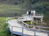 Stagno di Lers - Dock al bordo del laghetto nel Parco Naturale Regionale dei Pirenei Ariège, in Couserans, la città di Port