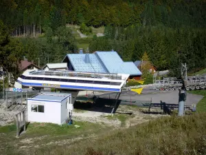 Station des Monts Jura - Station de sports d'hiver (ski) et d'été : télésiège Val Mijoux (remontée mécanique) à Mijoux ; dans le Parc Naturel Régional du Haut-Jura (massif du Jura)