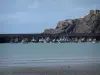 Les stations balnéaires des Côtes-d'Armor - Erquy: Mer (la Manche), port avec des bateaux et falaise dominant l'ensemble