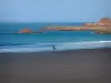 Les stations balnéaires des Côtes-d'Armor - Paysages de la Côte d'Émeraude: Plage de sable, mer (la Manche) et côte sauvage