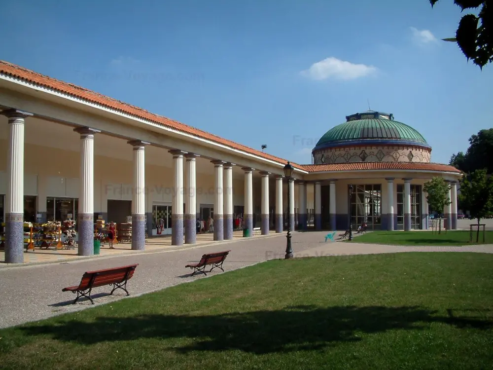 Les stations thermales des Vosges - Contrexéville: Parc et centre thermal de style néo-byzantin avec colonnade de la galerie des Thermes et rotonde avec coupole