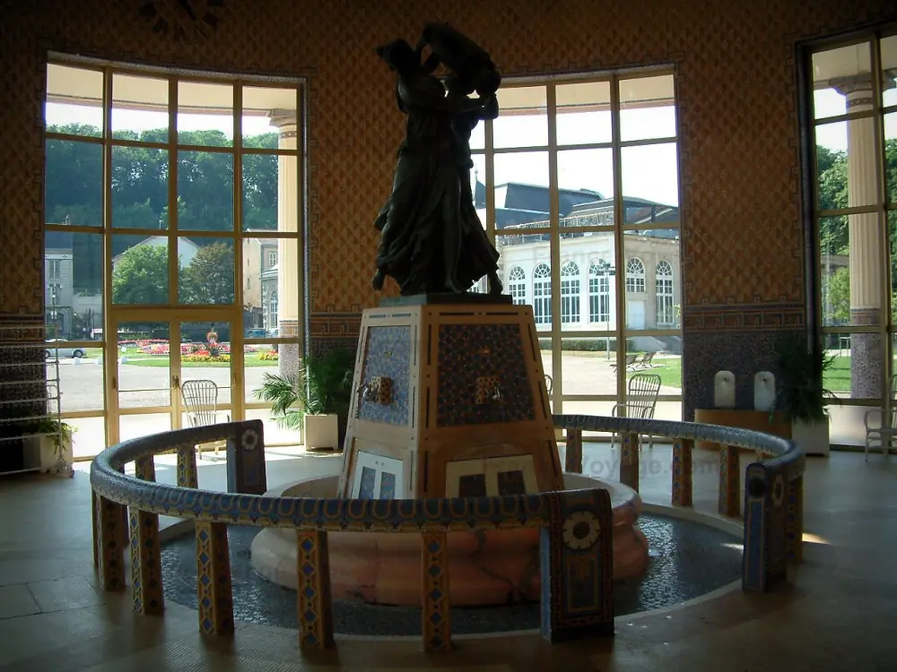 Les stations thermales des Vosges - Contrexéville: Pavillon des Sources de style néo-byzantin (mosaïques) du centre thermal avec baies vitrées, parc et Casino en arrière-plan