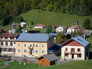 Stazione de Monts Jura  - Stazione di sport invernali (sci) e l'estate: il villaggio Mijoux: case e chiesa circondata da prati, nel Parco Naturale Regionale di Haut-Jura (Giura)