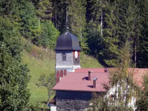 Stazione de Monts Jura  - Stazione di sport invernali (sci) e l'estate: il villaggio Mijoux: il campanile della chiesa, la casa e gli alberi nel Parco Naturale Regionale di Haut-Jura (Giura)