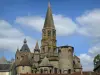 Stiftskirche Le Dorat - Stiftskirche Saint-Pierre aus Granit, romanischen Stiles, in der Basse-Marche, und Wolken im Himmel