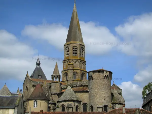 Stiftskirche Le Dorat - Stiftskirche Saint-Pierre aus Granit, romanischen Stiles, in der Basse-Marche, und Wolken im Himmel