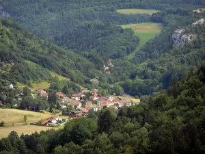 Strada panoramica di Goumois - La corniche, con vista sul villaggio di franco-svizzero, Goumois, prati e alberi nella valle del Doubs