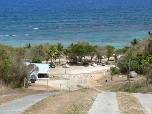 Strand van anse Maurice - Hellende weg die leidt naar het strand van Anse Maurice
