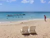Strand der Salines - Liegestühle auf dem goldenen Sand mit Blick auf das türkisfarbene Gewässer des Meers der Karibik