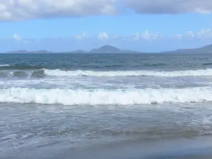 Strände der Guadeloupe - Strand Grande-Anse, auf der Insel Basse-Terre, in der Gemeinde Trois-Rivières: Blick auf die Saintes und die Meereswellen, von dem Strand Grande Anse aus