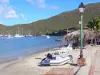 Strände der Martinique - Strand Grande Anse d'Arlet mit Blick auf die Bucht bestreut mit Booten; auf der Gemeinde Anses-d'Arlet