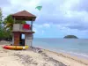 Strände der Martinique - Goldener Sand und Beobachtungsposten des Strandes der Bucht Cosmy, mit Blick auf das Inselchen Saint-Aubin und den Atlantik; auf der Gemeinde La Trinité