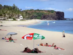 Strände der Réunion - Süsses Nichtstun am Strand von Boucan Canot, mit Blick auf die Landspitze Homard und den Indischen Ozean