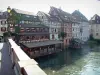 Strasbourg - La Petite France (ex conciatori, mugnai e dei pescatori): bridge-case in legno con fiori e tetti spioventi lungo il fiume (fig.)