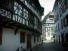 Strasbourg - La Petite France (ancien quartier des tanneurs, meuniers et pêcheurs) : ruelle pavée avec des maisons anciennes à colombages