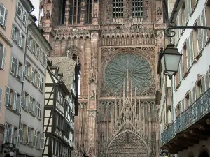 Strasbourg - Cathédrale Notre-Dame, maisons et lampadaire