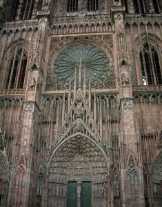 Strasbourg - Façade gothique (grès rose) de la cathédrale Notre-Dame