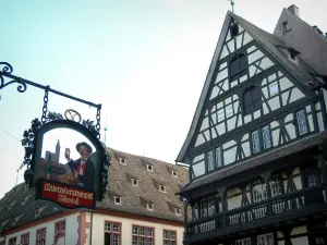 Strasbourg - Leert oude smeedijzeren en houten huis met houten balkon