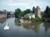 Strasbourg - Rivière (l'Ill) avec un bateau, tour des Ponts Couverts et maisons