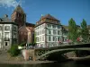 Strasbourg - Pont fleuri enjambant la rivière (l'Ill), maisons et église Saint-Thomas