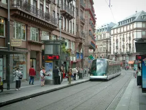 Strasbourg - Rue des Francs-Bourgeois avec tramway, trottoir, boutiques et édifices