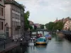 Strasbourg - Rivière (l'Ill) avec des bateaux, pont, arbres et maisons