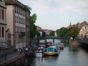 Strasbourg - River (Illinois) met boten, bruggen, bomen en huizen
