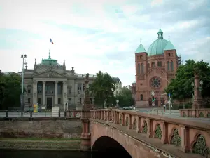 Strasbourg - Pont de la Fonderie, palais de Justice et église Saint-Pierre-le-Jeune (Catholique)