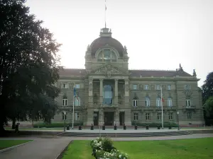 Strasbourg - Palais du Rhin et place de la République avec arbres, pelouses et fleurs