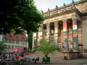 Strasbourg - Plaats met een cafe terras in de schaduw van een boom, palm, en home theater (opera)