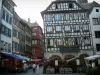Strassburg - Malerisches Viertel mit Fachwerkhäusern geschmückt mit Blumen und Terrassen von Restaurants