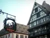 Strassburg - Altes Ladenschild aus Schmiedeeisen, Wohnsitz und Fachwerkhaus mit Holzbalkon