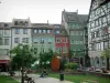 Strassburg - Vierte der Tonneliers: Platz (Garten) mit Sitzbänken, Bäume und Blumen, Häuser mit farbigen Fassaden und Fachwerkhäuser